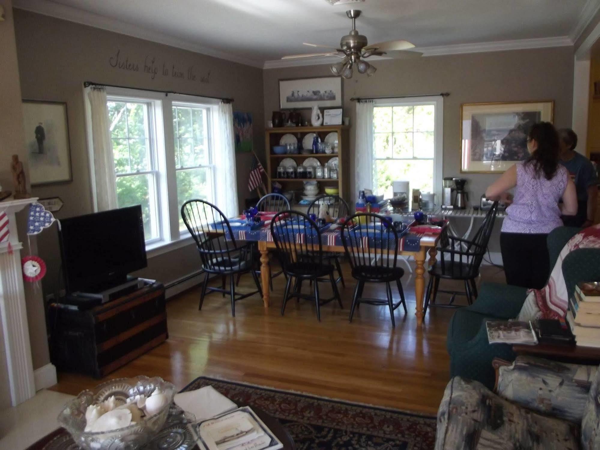 Josephine'S On The Bay Bed And Breakfast Hull Exterior photo